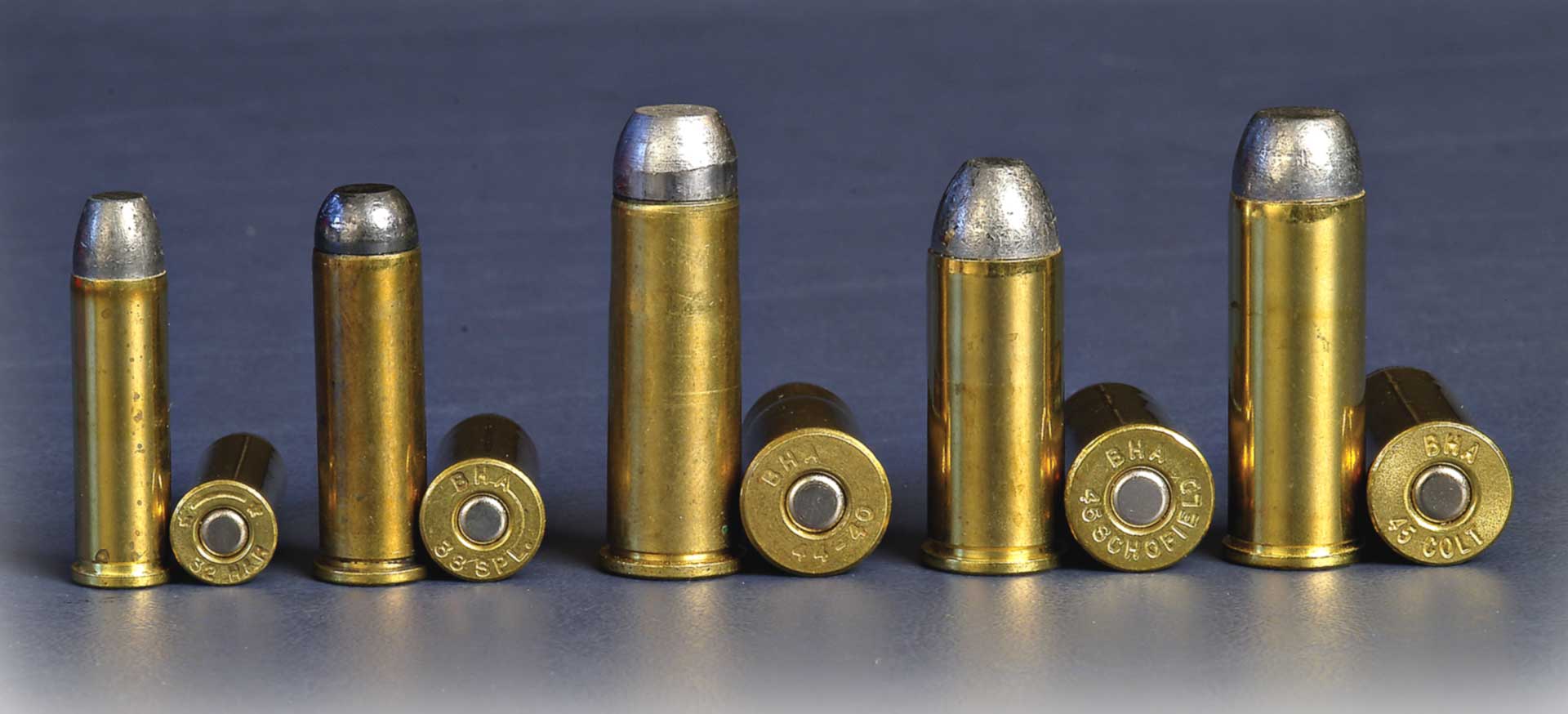 cartirdges ammunition rounds stack row circles cylinders brass ammo