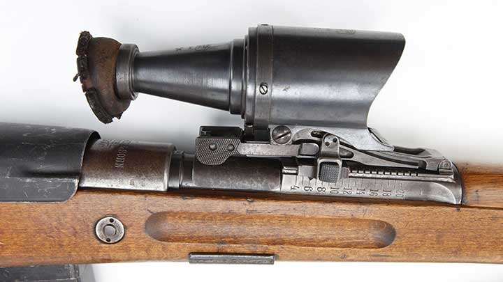 The 2.5x Carl Zeiss “Glasvisier 16” bifocal scope that  attaches to the rear sight of the  Gew 98 for low-light operations.