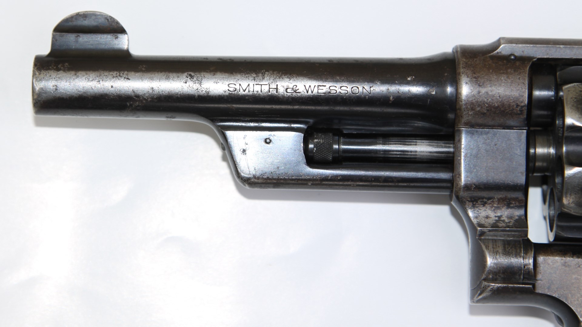 The Wolf & Klar Model brought back the under-barrel shroud, but without the third locking device for the cylinder, as it was deemed both expensive and unnecessary.