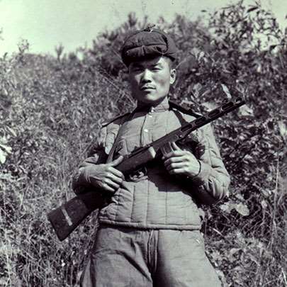 A good example of typical Chinese or North Korean uniform during the Korean War, along with the nearly ubiquitous PPSh-41 submachine gun.