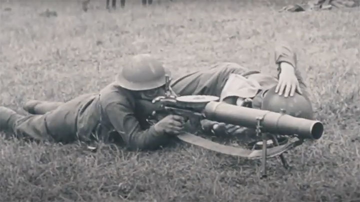 Two British World War I era soldiers drilling with the Lewis Gun.