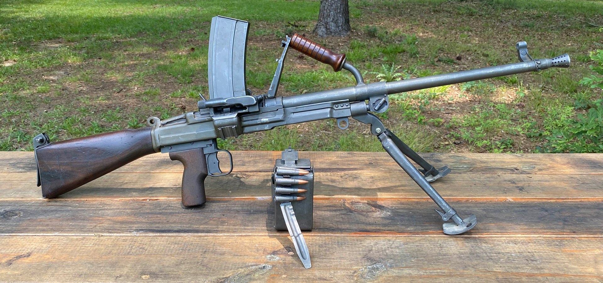 Right-side view of a Post-86 Dealer Sample vz. 52/57 light machine gun in 7.62×39 mm and its ammunition box/belt-keeper. Image courtesy of Martin K.A. Morgan.