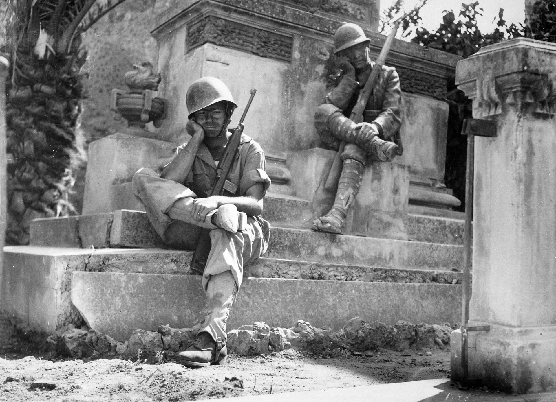 1943 war monument soldier posing statue