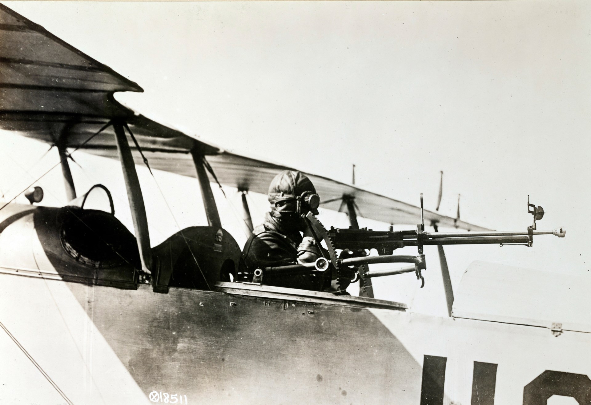 A Curtiss Jenny mounting a M1918 Lewis aircraft MG equipped with a vane sight. Texas, summer 1918. N.A.R.A. photograph.