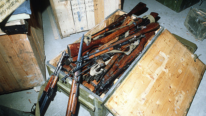 A particularly large amount of communist small arms were found on Grenada. The crate is filled with M44 carbines (7.62x54 mm R). The rifle in the middle is the relatively rare Czech vz.52/57 rifle (7.62x39 mm). On the left is the ubiquitous AK-47.