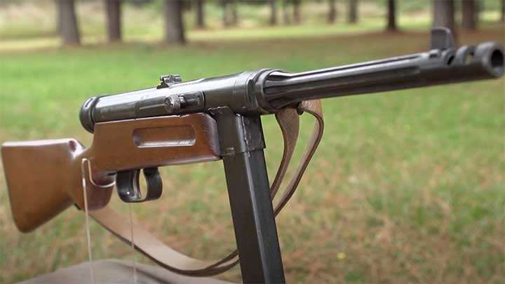 A further simplification of the Model 1938, the Model 38/42. Note the fluted barrel used in place of the heat-dissipating barrel shroud.