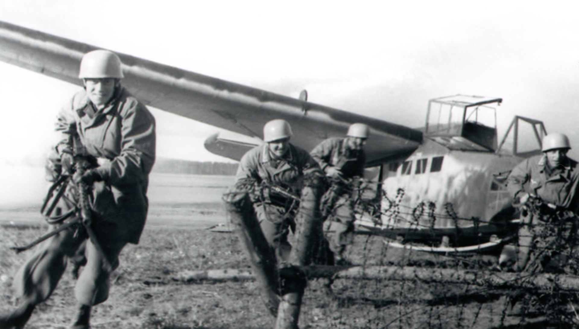 The DFS 230 was an assault glider and the Fallschirmjager were ready to fight the moment the aircraft came to a stop. In this training photo, an MG 34 (7.92mm) gunner leads paratroops armed with MP40 SMGs and P08 pistols (9mm) into battle. Author’s collection