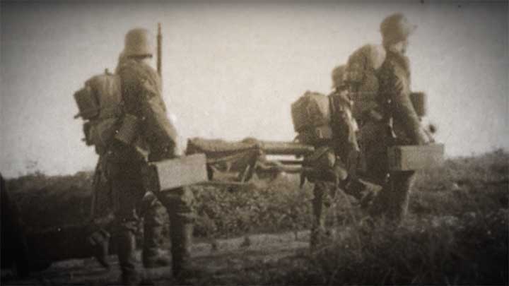 A German crew trandporting their MG 08 machine gun. The weight of the MG 08 limited its mobility on the battlefield.