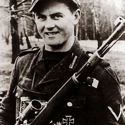 Matthais Hetzenauer holding his turret-mount K98k.