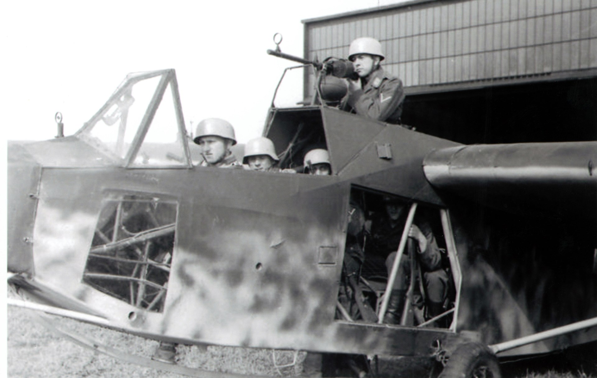 DFS 230 glider, introduced in 1939 and served throughout the war. The later C-1 models had a braking parachute as well as reverse-firing braking rockets in the nose (the glider could land within 60 feet of its target). Up to nine troops could be carried. An MG 15 (7.92mm) was carried and available for use while landing. Author’s collection