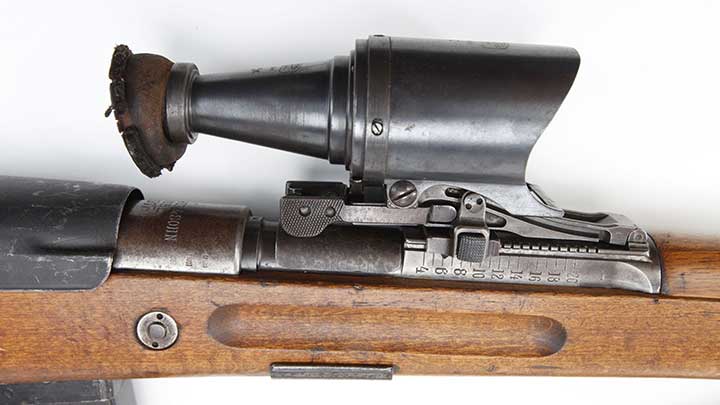 The 2.5x Carl Zeiss “Glasvisier 16” bifocal scope that  attaches to the rear sight of the  Gew 98 for low-light operations.