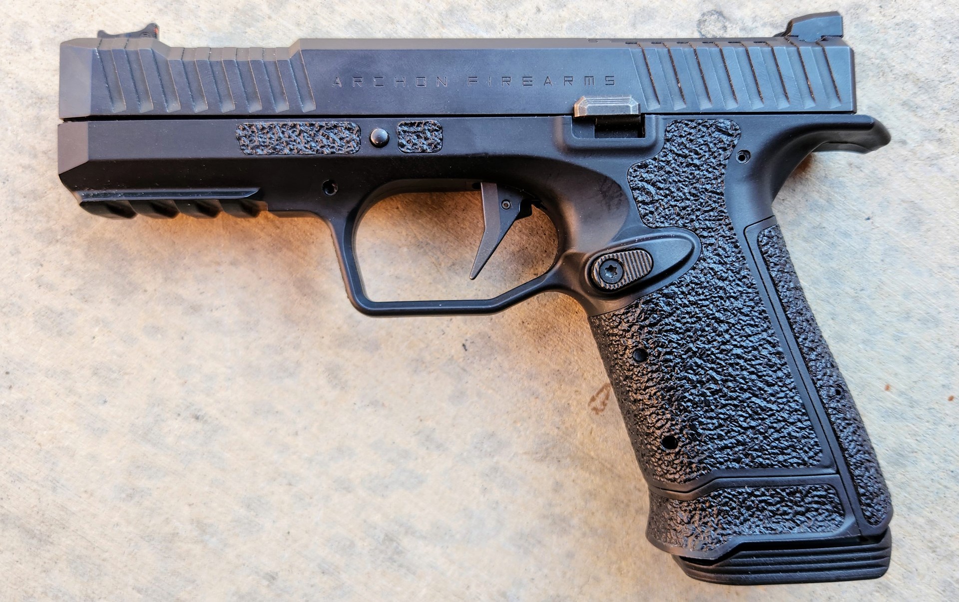 Archon Type B left-side view pistol black 9 mm