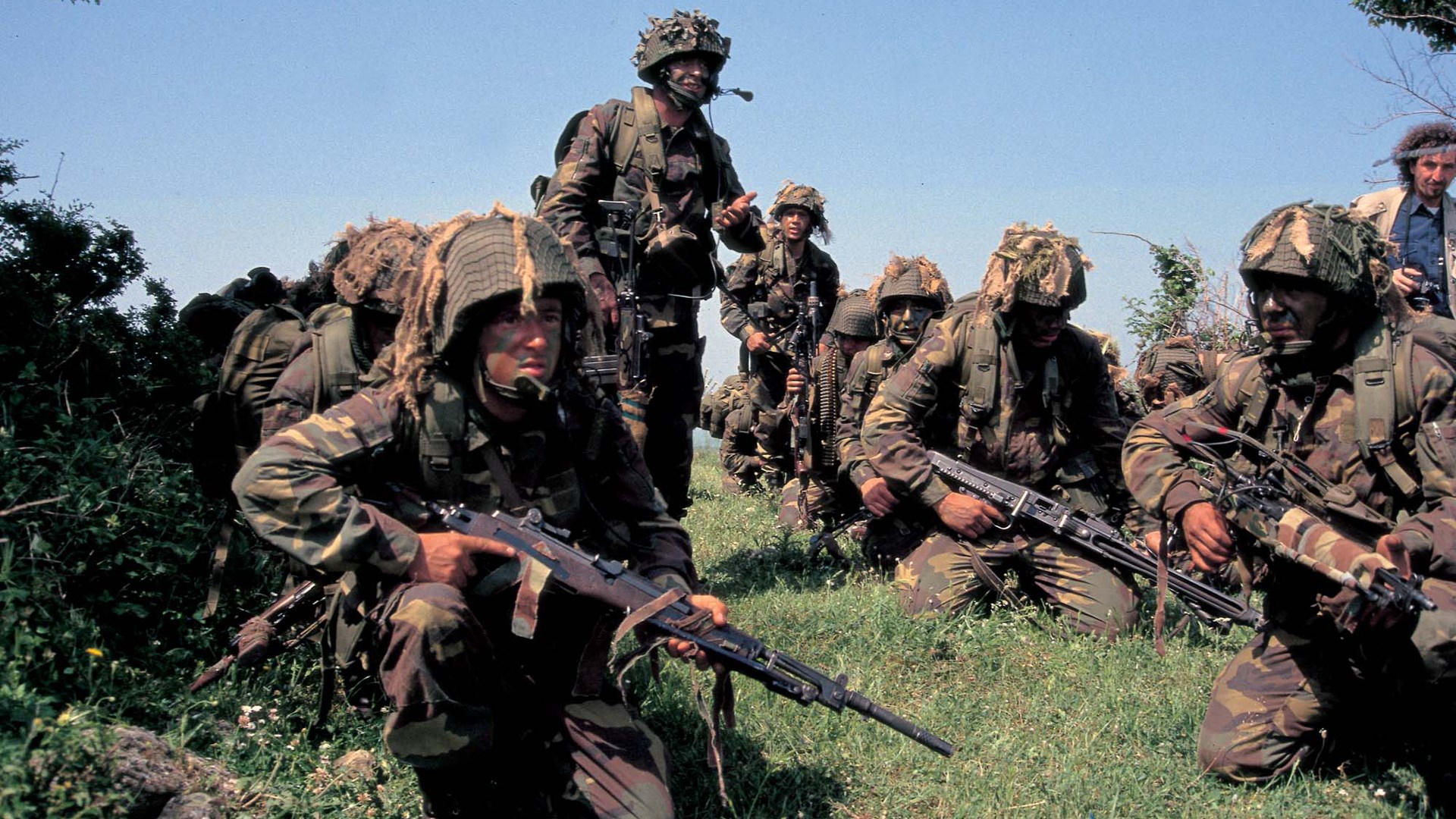 Italian paratroopers on a field training exercise in 1990. Note that one man is armed with the Beretta MG 42/59 (MG3) machine gun and that the others are armed with the BM-59 Paracadutisti rifles.