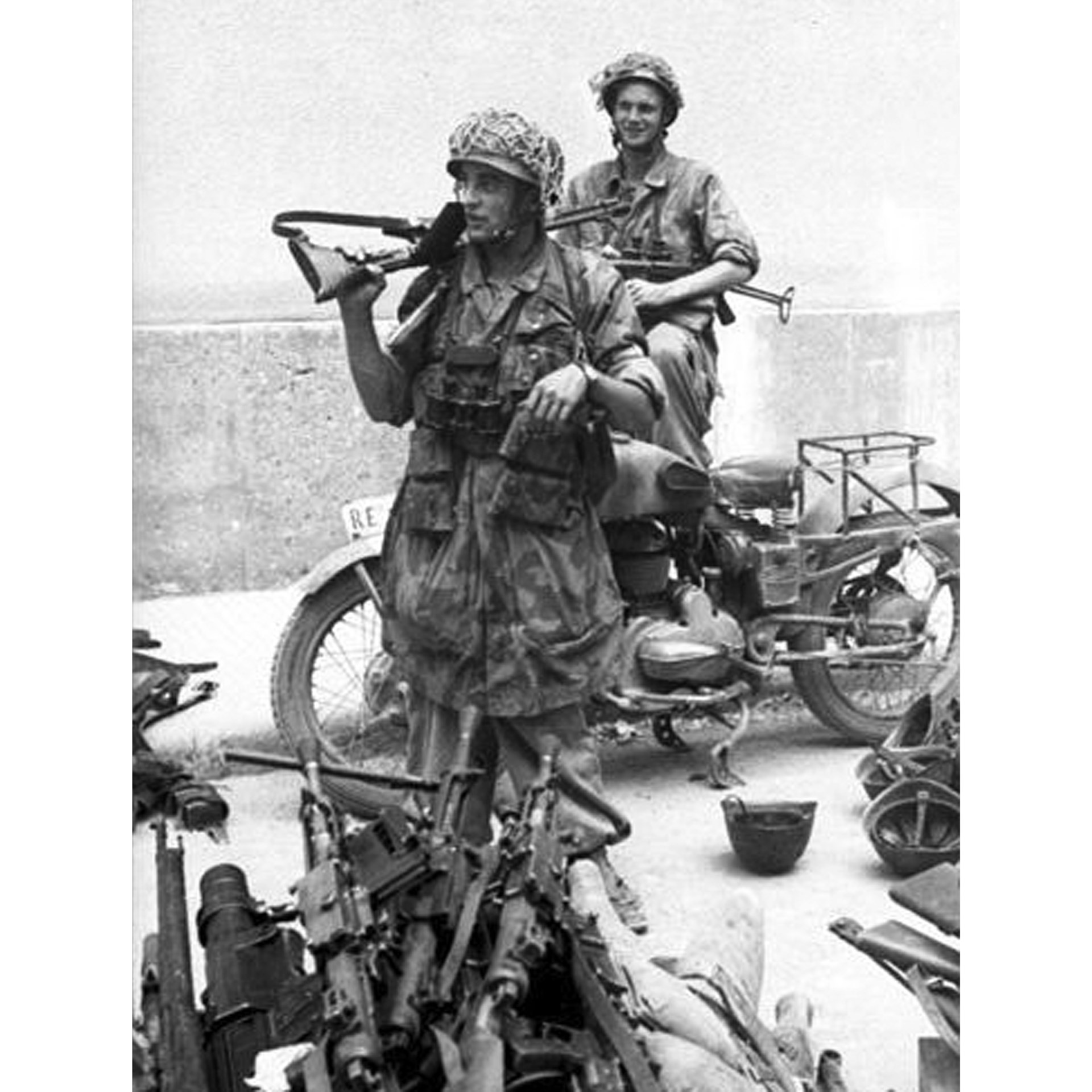 Fallschirmjager after disarming Italian troops after the Italian surrender to the Allies, September 1943. The paratrooper in the foreground carries the new FG42. Author’s collection