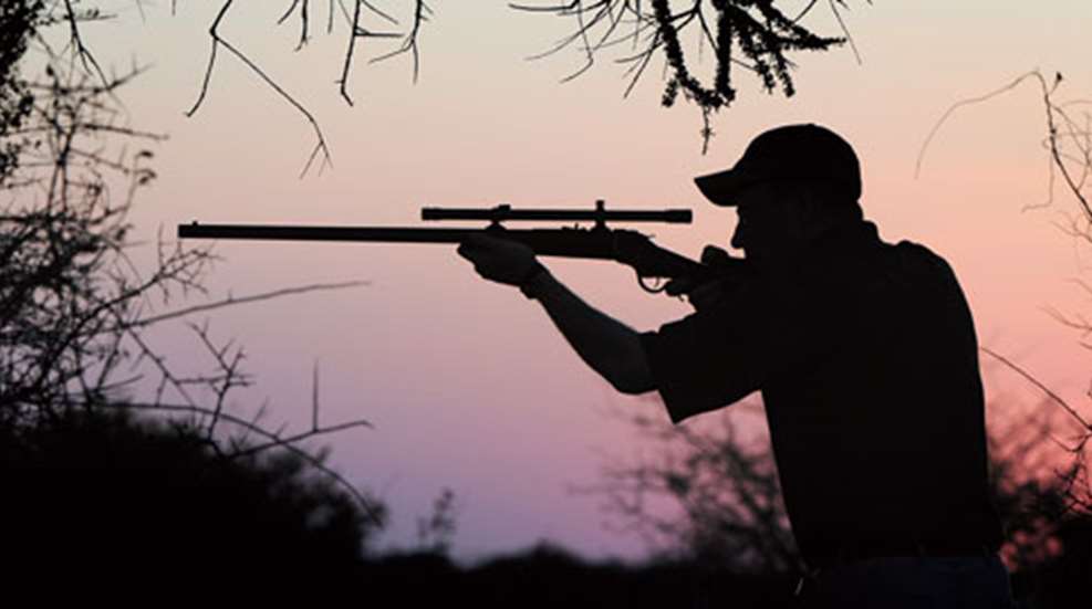 2010816155430-markshooting1_f.jpg