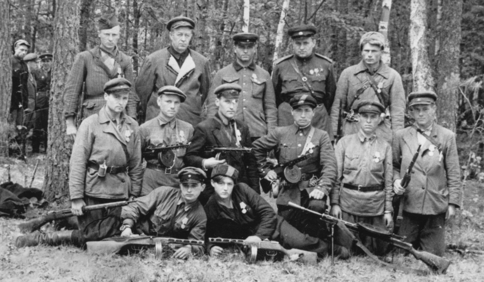 Likely another Red Army-partisan group operating behind the lines, equipped with M1891 rifles, PPSh-41 SMGs and a DP-27 LMG. Author's collection