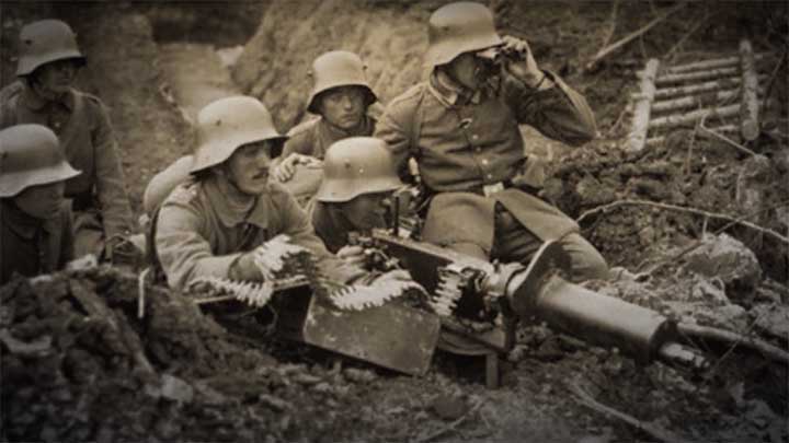 German soldiers crew a MG-08 machine gun.