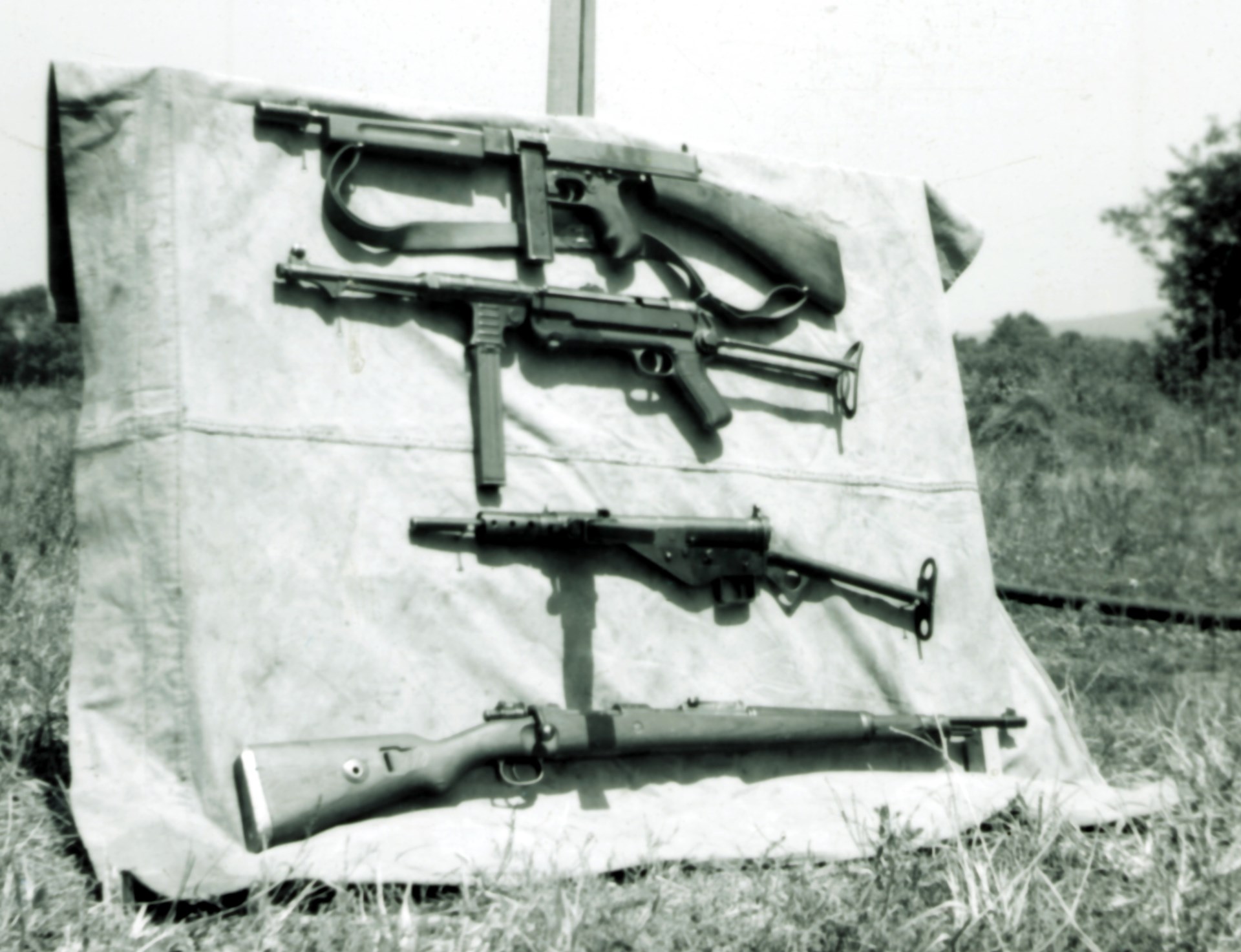 The Thompson SMG provided the short-range firepower for the 1SSF, shown in a Forcemen’s display along with a German MP40, an early Sten Mk II, and a Mauser Karabiner 98k rifle. Author’s collection