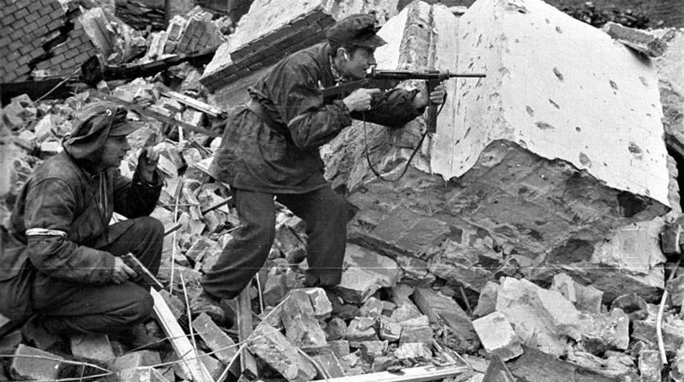 main2-warsaw-uprising-blyskawica-stock-extended.jpg