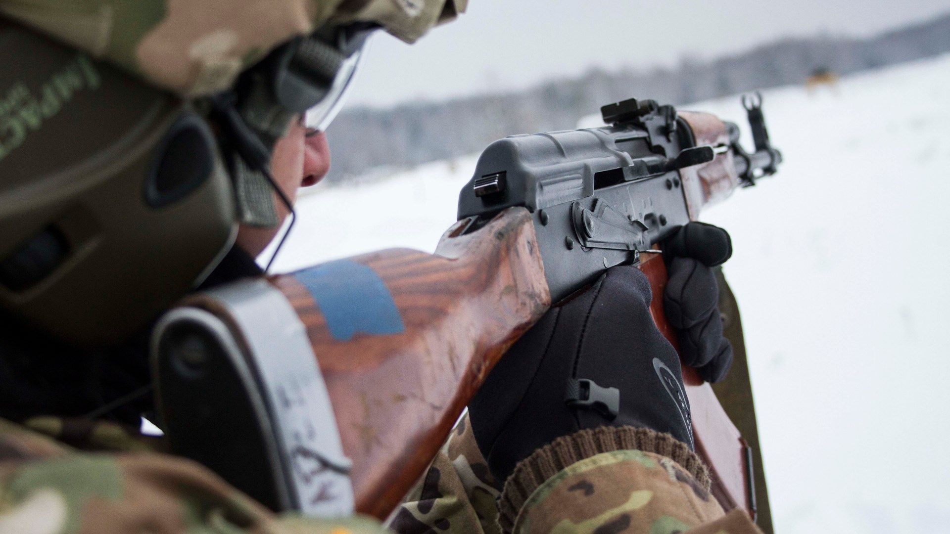 Staff Sgt. Uriah Gibson of Mustang, Oklahoma looks down the sights of an AKM during instructor standardization training at the International Peacekeeping and Security Center, near Yavoriv, Ukraine, on January 19, 2017. (Photo by Sgt. Anthony Jones, 45th Infantry Brigade Combat Team)