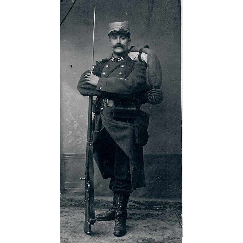 This typical French soldier in full kit is armed with an 1886/93. Based on his equipment and uniform, this appears to be an early World War I image.