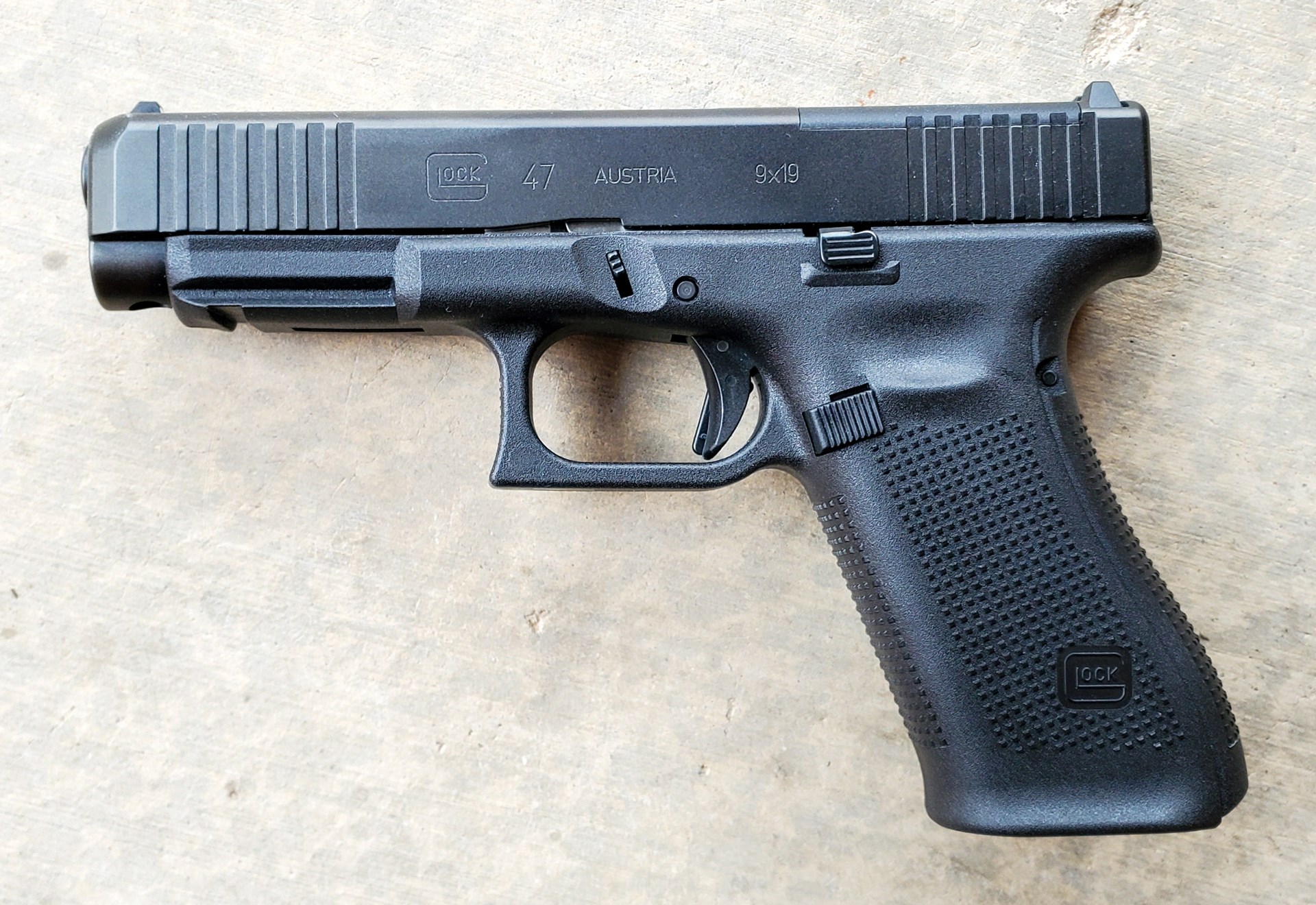 GLOCK 17 Gen5 9mm Semi-Auto Pistol with Front Serrations