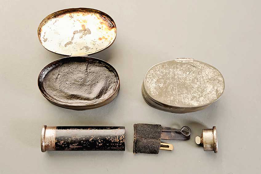 Modéle 1886/93s were issued with accessories to aid in their maintenance, including a grease tin and a hollow-handled screwdriver containing screwdriver blade, cleaning rod tip, grease and oil mixing spatula and oil bottle/lid.