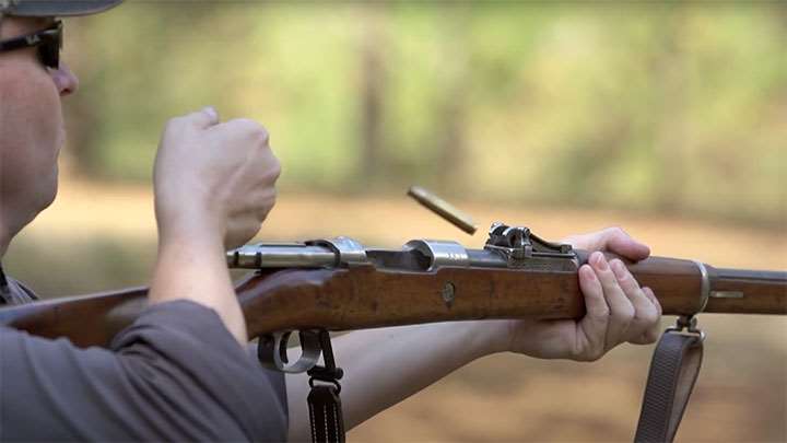 Extracting and ejecting an empty cartridge from the Gewehr 98.