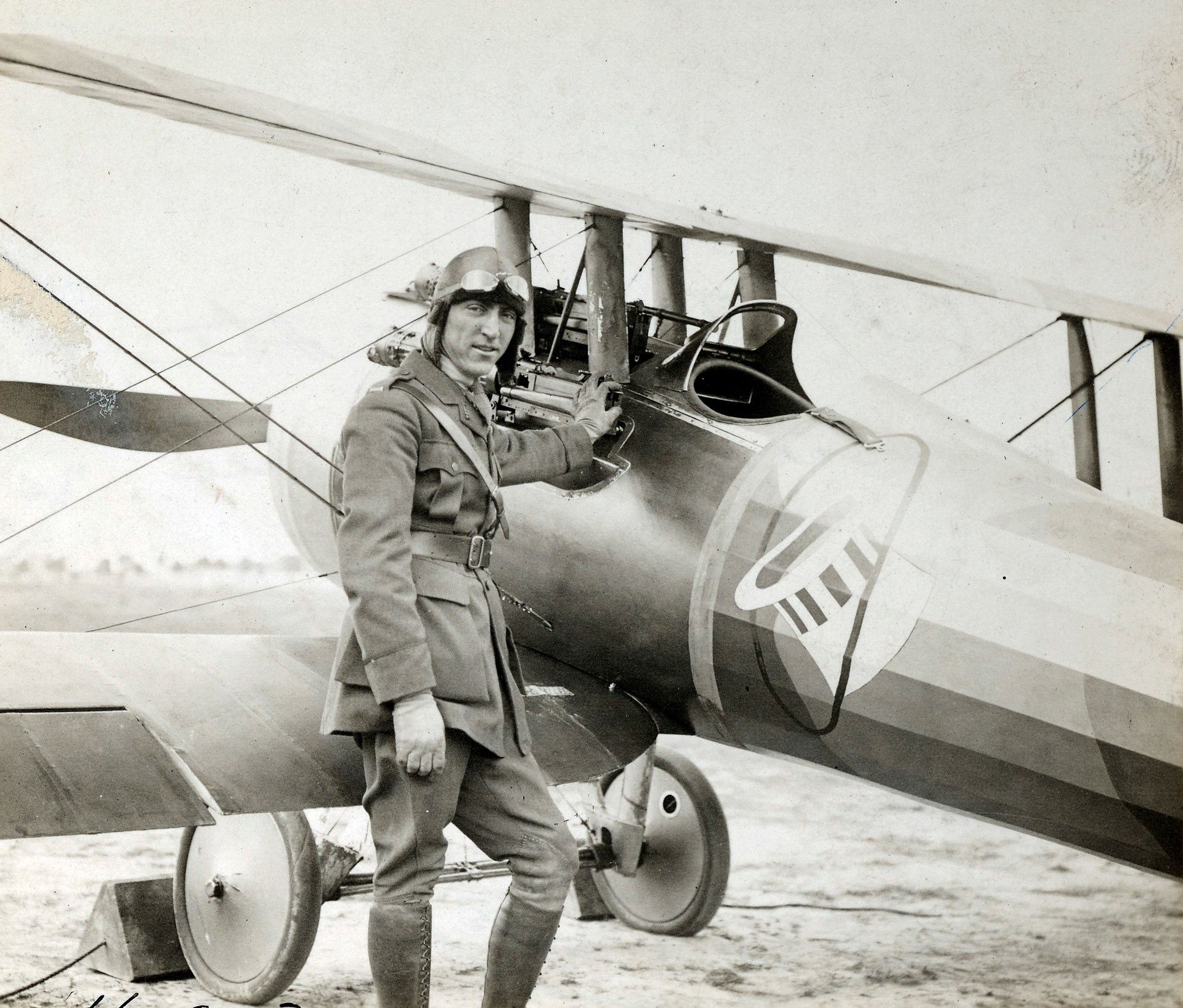 America’s “Ace of Aces” Lt. (later Capt.) Eddie Rickenbacker, of the 94th Aero Squadron. Rickenbacker stands by his first mount, a Nieuport 28—he scored the first six of his 26 victories in this type. Twin Vickers guns are mounted on the port side of the cockpit. N.A.R.A. photograph.