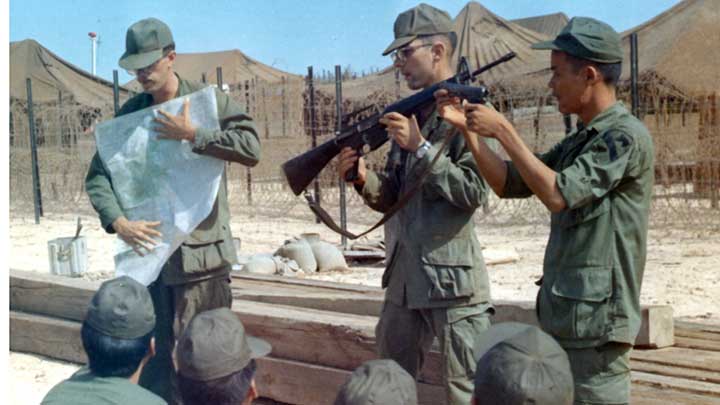 English to Vietnamese translation:  M16 and M1911 training with ARVN troops with advisors from the 1st CAV at Camp Evans.