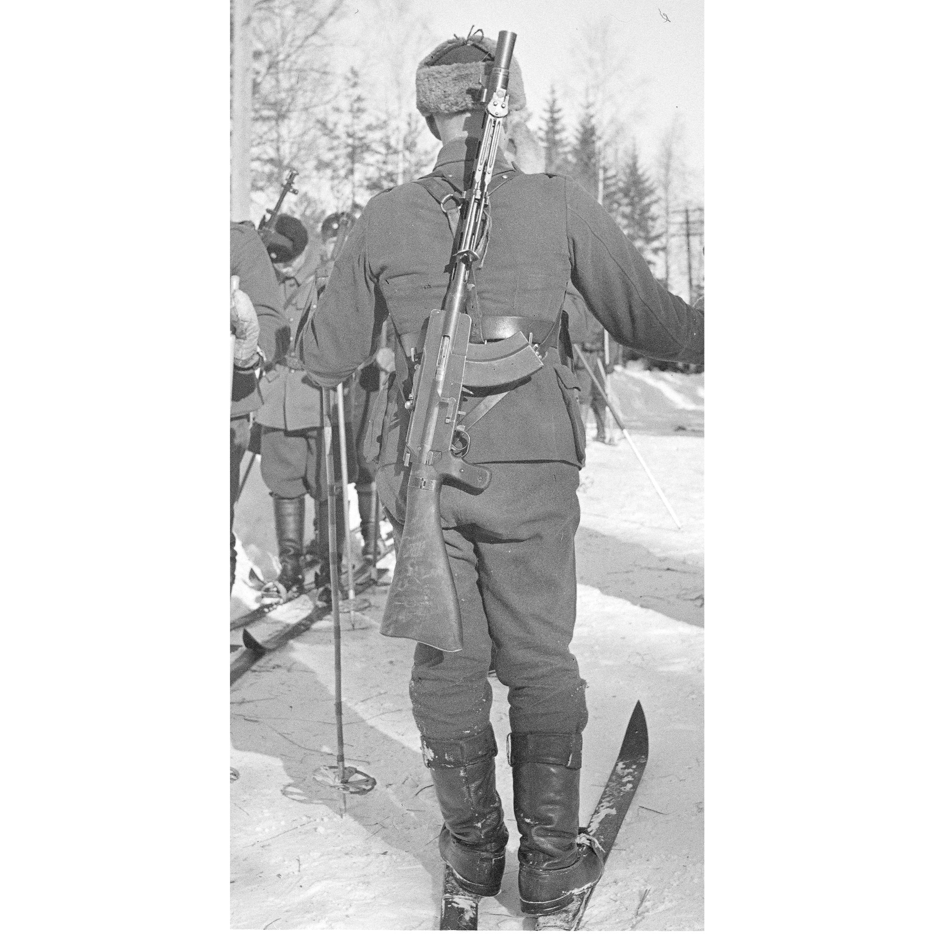 Rear view of M/26 light machine gun slung on back of Finnish ski patrol