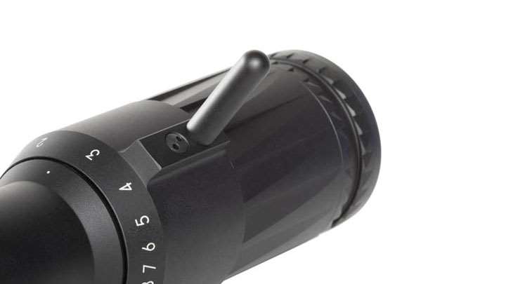 The extended throw lever on the magnification adjustment ring.